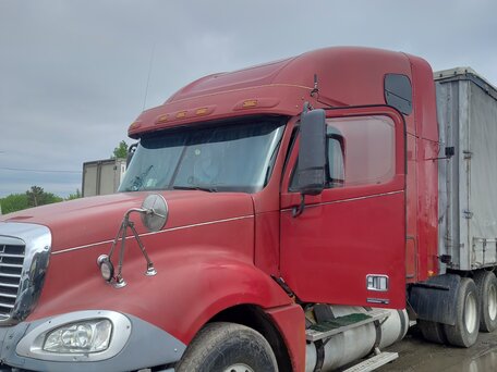 2004 Freightliner Columbia, красный, 1500000 рублей, вид 2