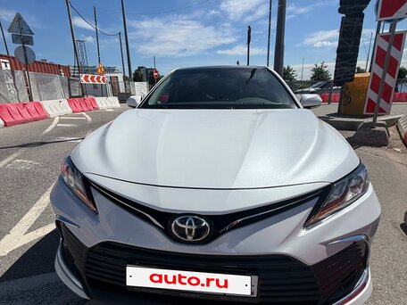 2023 Toyota Camry VIII (XV70) Рестайлинг, белый, 3150000 рублей, вид 1
