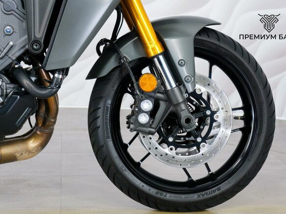 2021 Yamaha MT-09 Tracer (FJ-09), серый - вид 10