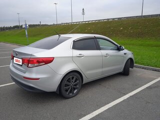 2015 Kia Rio III Рестайлинг, серебристый, 1350000 рублей, вид 3