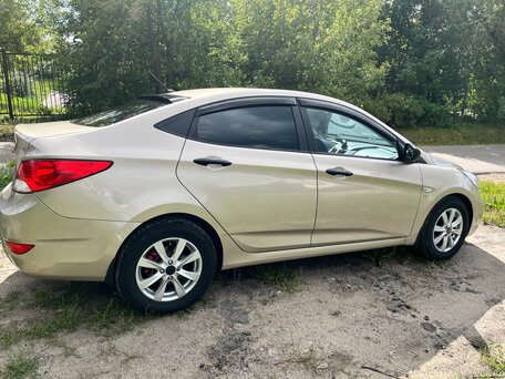 2013 Hyundai Solaris I, бежевый, 800000 рублей, вид 4