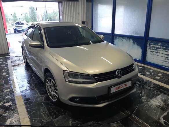 2011 Volkswagen Jetta VI, серебристый - вид 1