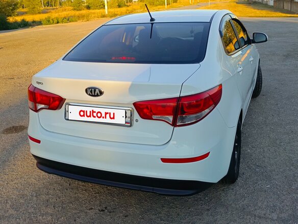 2015 Kia Rio III Рестайлинг, белый, 920000 рублей