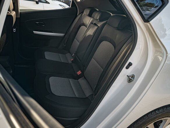 2017 Kia Ceed II Рестайлинг, белый, 1445000 рублей - вид 8
