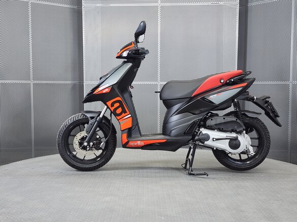 2025 Aprilia SR 125, чёрный, 243000 рублей - вид 4