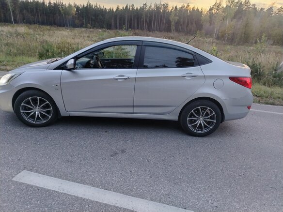 2013 Hyundai Solaris I, серебристый, 750000 рублей - вид 5