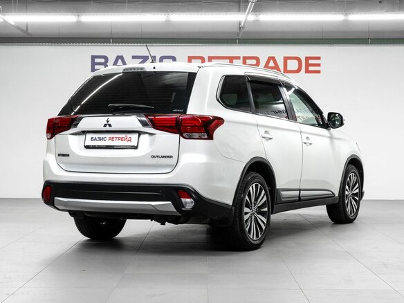 2015 Mitsubishi Outlander III Рестайлинг, белый - вид 4