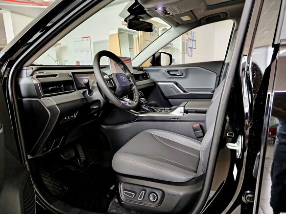2026 Toyota RAV4 VI (XA60), чёрный - вид 12