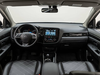 2022 Mitsubishi Outlander III Рестайлинг 3, белый, 2800000 рублей, вид 2