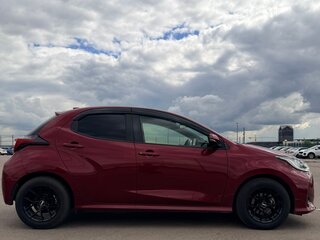 2021 Toyota Yaris IV, красный, 1500000 рублей, вид 4