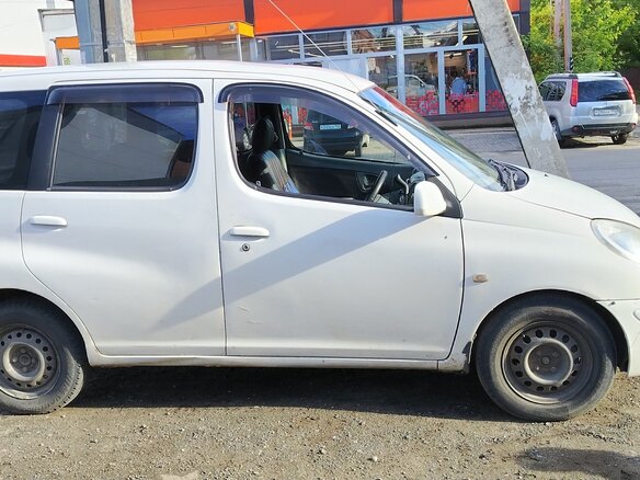 1999 Toyota FunCargo, белый, 350000 рублей - вид 1