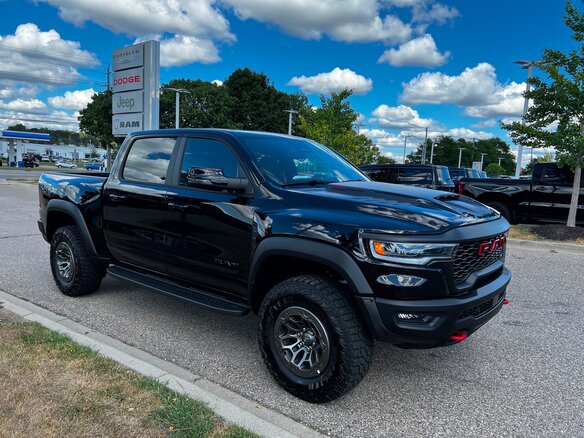 2026 Ram 1500 TRX SRT V Рестайлинг, чёрный - вид 4
