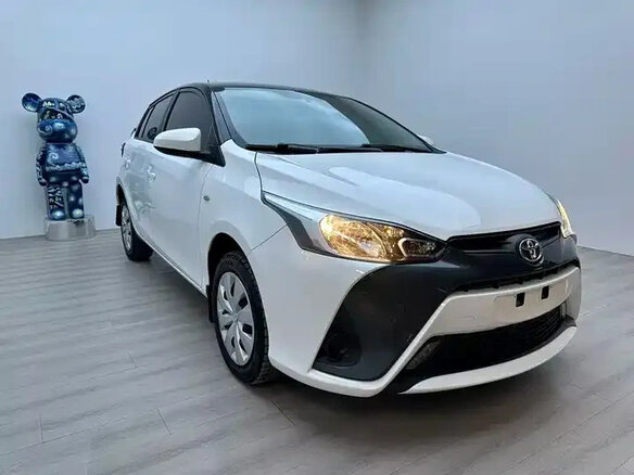 2023 Toyota Yaris L XP150 Рестайлинг, белый, 846000 рублей - вид 2
