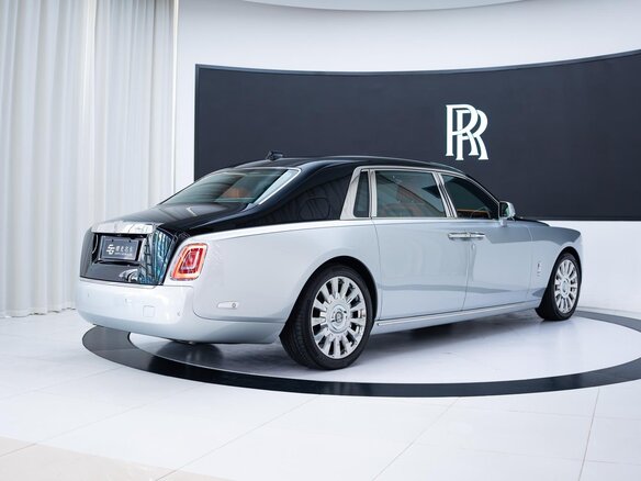 2023 Rolls-Royce Phantom Extended VIII Рестайлинг (Series II), серебристый, 50000000 рублей - вид 2