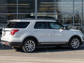 2017 Ford Explorer V Рестайлинг, белый, 2760000 рублей, вид 4