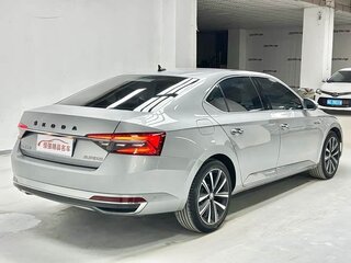 2021 Skoda Superb III Рестайлинг, серебристый, 1990000 рублей, вид 3
