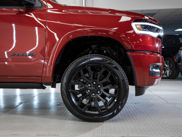 2026 Ram 1500 Crew Cab V Рестайлинг, красный - вид 10