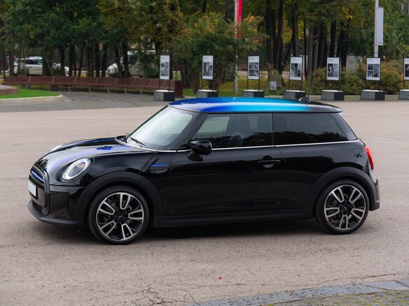 2021 Mini Hatch Cooper III (F55/F56) Рестайлинг 2, чёрный, 3790000 рублей - вид 10