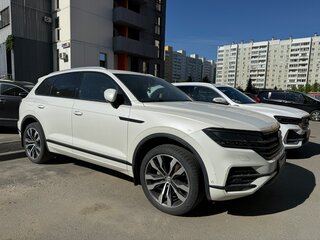 2019 Volkswagen Touareg III, белый, 5800000 рублей, вид 2