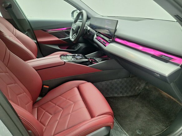 2024 BMW 5 серии 520i VIII (G60/G61/G68), серый - вид 4