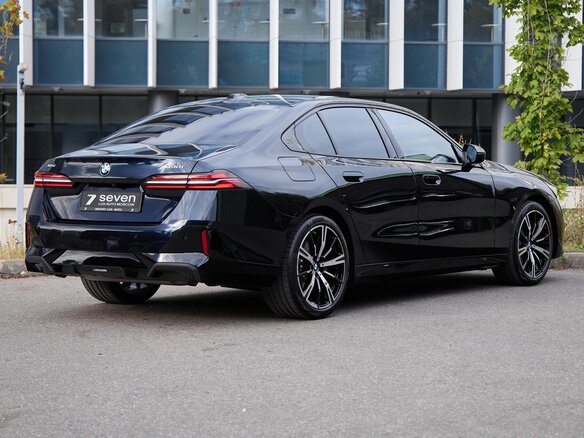 2026 BMW 5 серии 530i xDrive VIII (G60/G61/G68), чёрный, 9700000 рублей - вид 5