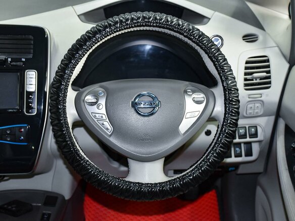 2012 Nissan Leaf (EM57) I (ZE0/AZE0), красный, 729000 рублей - вид 11