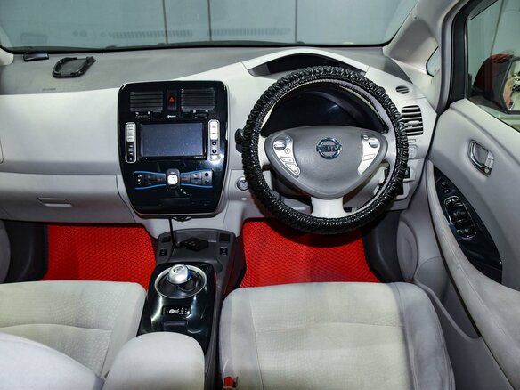 2012 Nissan Leaf (EM57) I (ZE0/AZE0), красный, 729000 рублей - вид 12