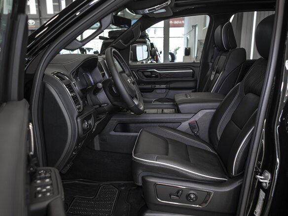 2026 Ram 1500 Crew Cab V Рестайлинг, чёрный - вид 13