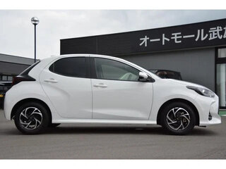 2023 Toyota Yaris IV, белый, 855000 рублей, вид 4