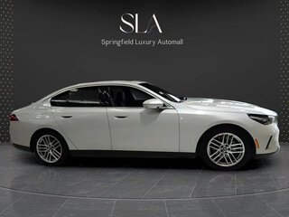 2025 BMW 5 серии 530i xDrive VIII (G60/G61/G68), белый, 5477500 рублей, вид 4