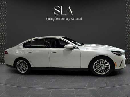 2025 BMW 5 серии 530i xDrive VIII (G60/G61/G68), белый, 5477500 рублей, вид 4