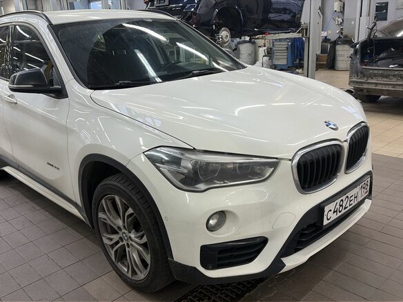 2017 BMW X1 20i xDrive II (F48), белый, 1850000 рублей