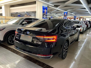 2022 Skoda Superb III Рестайлинг, чёрный, 1921700 рублей, вид 4