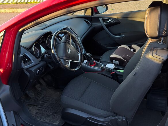 2011 Opel Astra GTC J Рестайлинг, красный - вид 3