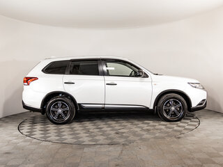 2020 Mitsubishi Outlander III Рестайлинг 3, белый, 1675000 рублей, вид 4