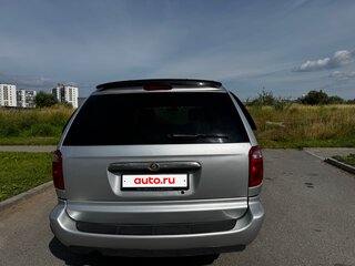2005 Chrysler Town & Country IV Рестайлинг, серебристый, 600000 рублей, вид 5