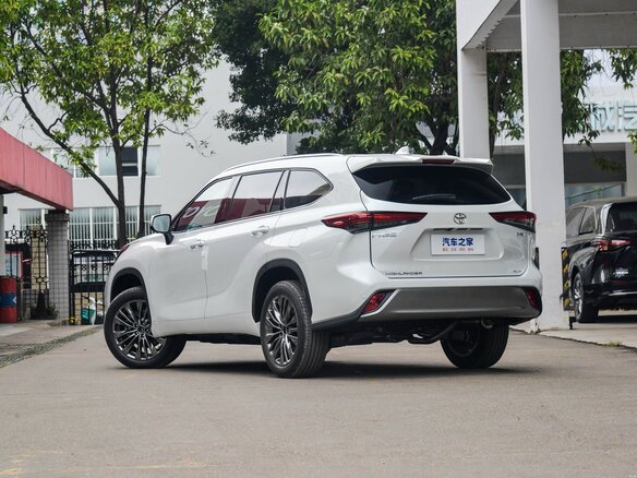 2026 Toyota Highlander IV (XU70), чёрный - вид 3