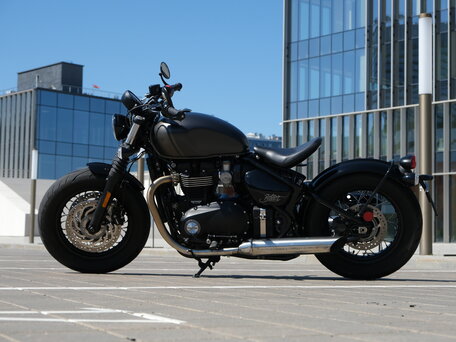 2021 Triumph Bonneville Bobber, чёрный, 1350853 рублей, вид 2