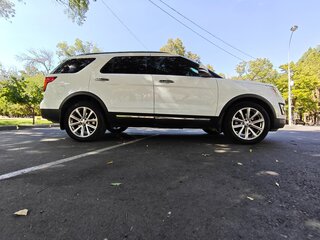 2017 Ford Explorer V Рестайлинг, белый, 2299000 рублей, вид 4