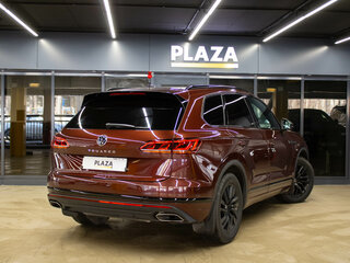 2021 Volkswagen Touareg III, красный, 4769000 рублей, вид 4