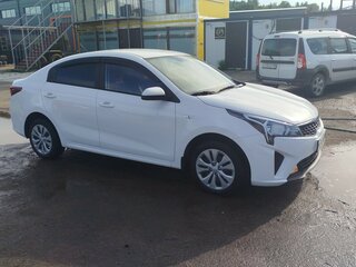 2022 Kia Rio IV Рестайлинг, белый, 1650000 рублей, вид 2