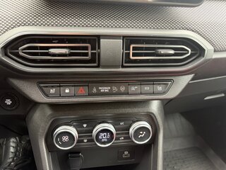 2022 Dacia Logan III Рестайлинг, серебристый, 1580000 рублей, вид 5
