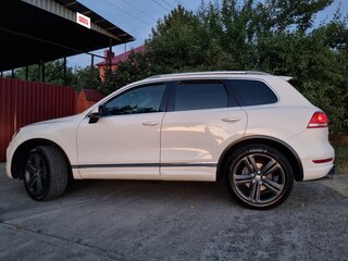 2011 Volkswagen Touareg II, белый, 2290000 рублей, вид 3