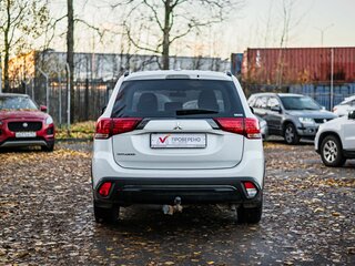 2021 Mitsubishi Outlander III Рестайлинг 3, белый, 2483000 рублей, вид 4