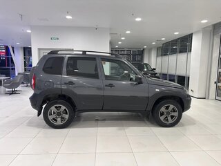 2020 Chevrolet Niva I Рестайлинг, серебристый, 869000 рублей, вид 2
