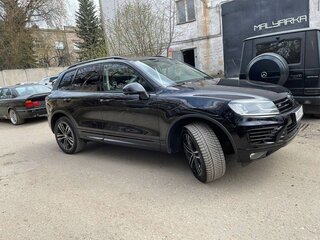 2018 Volkswagen Touareg II Рестайлинг, чёрный, 3399000 рублей, вид 2