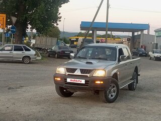 2005 Mitsubishi L200 III Рестайлинг, серебристый, 900000 рублей, вид 1