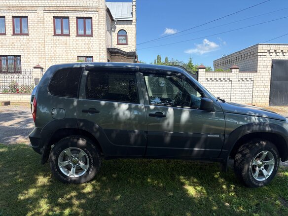 2018 Chevrolet Niva I Рестайлинг, серый, 780000 рублей - вид 1