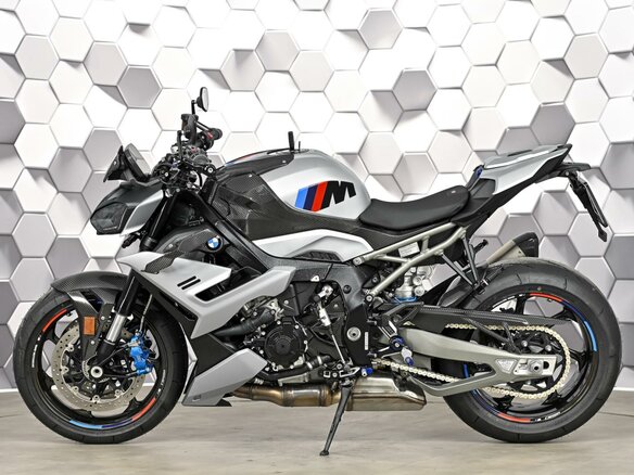 2025 BMW M 1000 R, серебристый, 2900000 рублей - вид 3