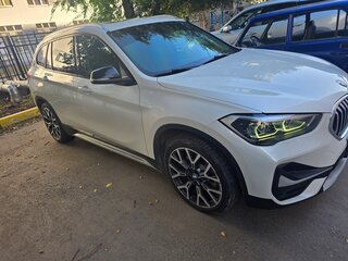 2021 BMW X1 20i xDrive II (F48) Рестайлинг, белый, 3370000 рублей, вид 4